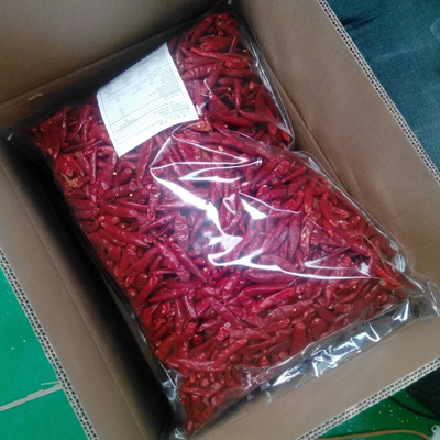 Suszone czerwone papryki chili / suszone całe czerwone papryki chili suszone chili w puszkach