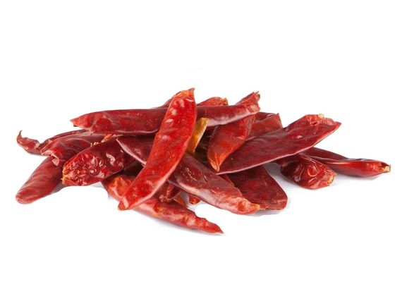 W powietrzu suszone Czerwone kulki Chili w ciemnoczerwonym kolorze Jednorodkie zioła Przyprawy