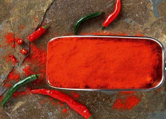 Czerwony papryka chili w proszku, delikatna konsystencja, wykonana ze świeżych papryczek chili