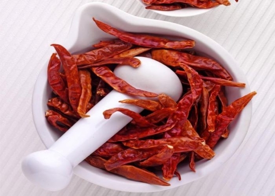 Nienapromieniowane łagodne suszone czerwone papryczki chili 4-7 cm na parze o wilgotności poniżej 11%